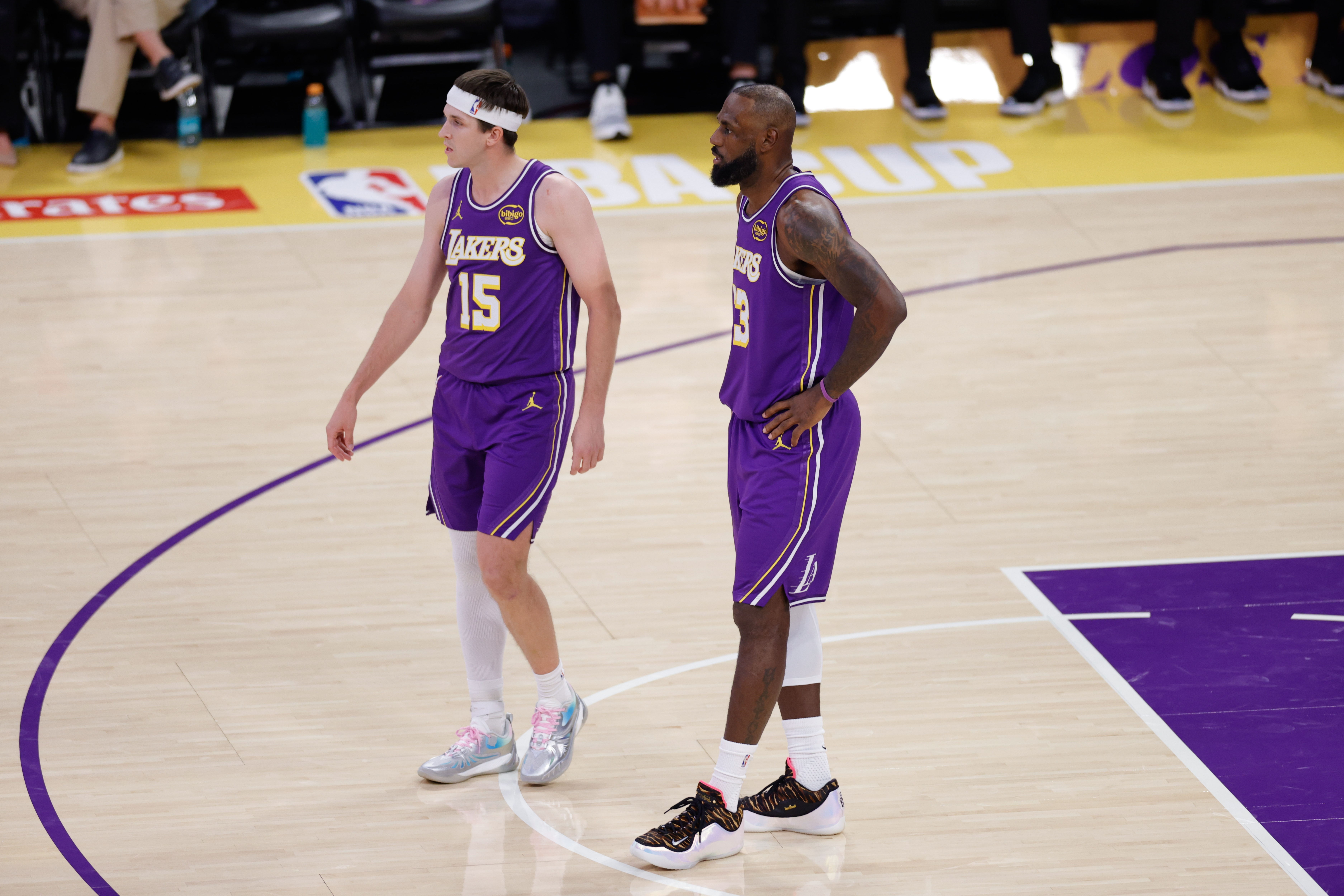 Kaiyun sports-👀詹姆斯晒照庆祝拿下掘金！里夫斯现身评论区：🐐！