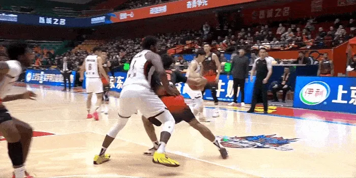 琼斯背打至篮下强起上篮，被约翰逊单手按下